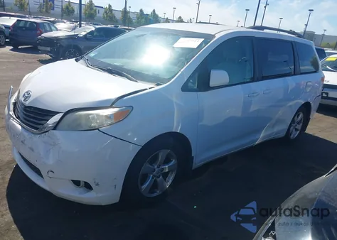 2012 Toyota Sienna Le V6 8 Passenger z USA, uszkodzony, nr VIN 5TDKK3DCXCS197317